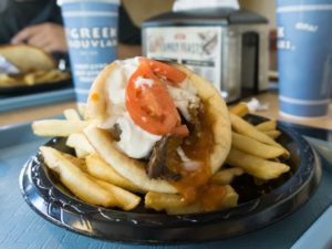 Griechisches Souvlaki - Gyros und Pommes frites