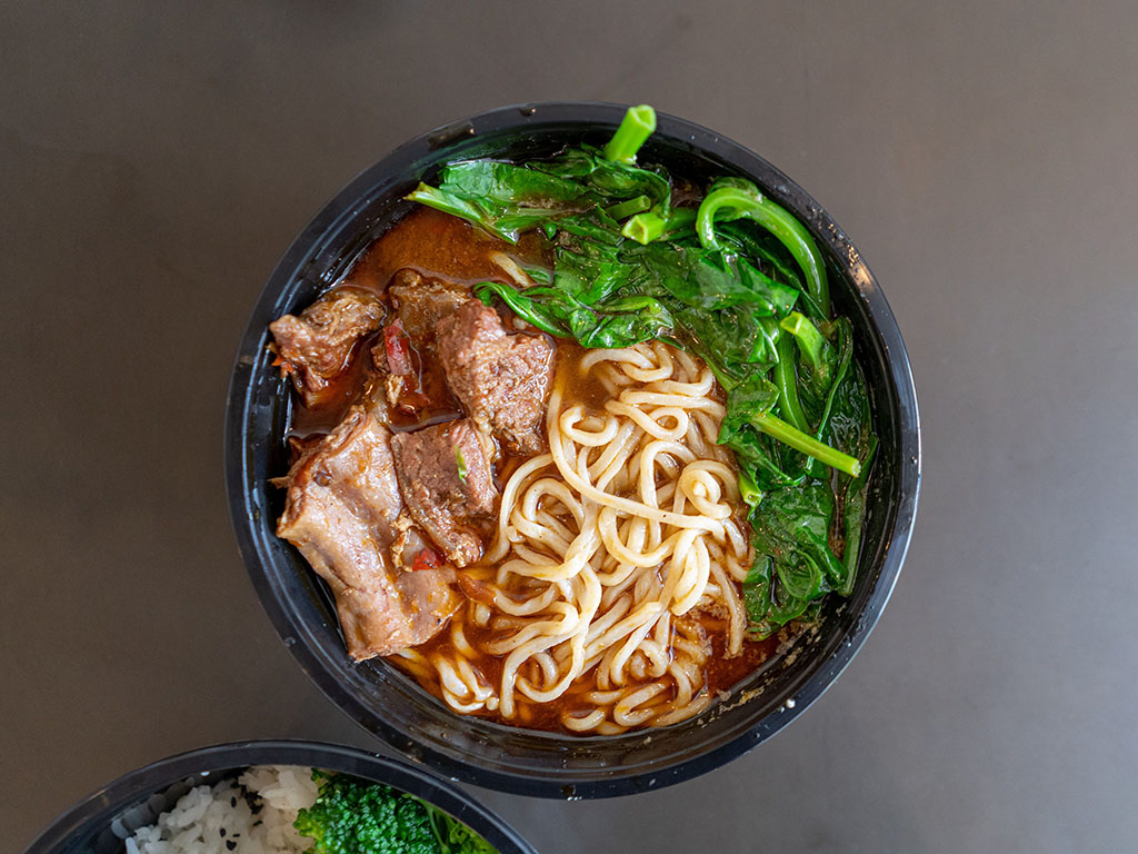 Cuenco de fideos de carne de ternera Szechuan para amantes de la comida y el cariño