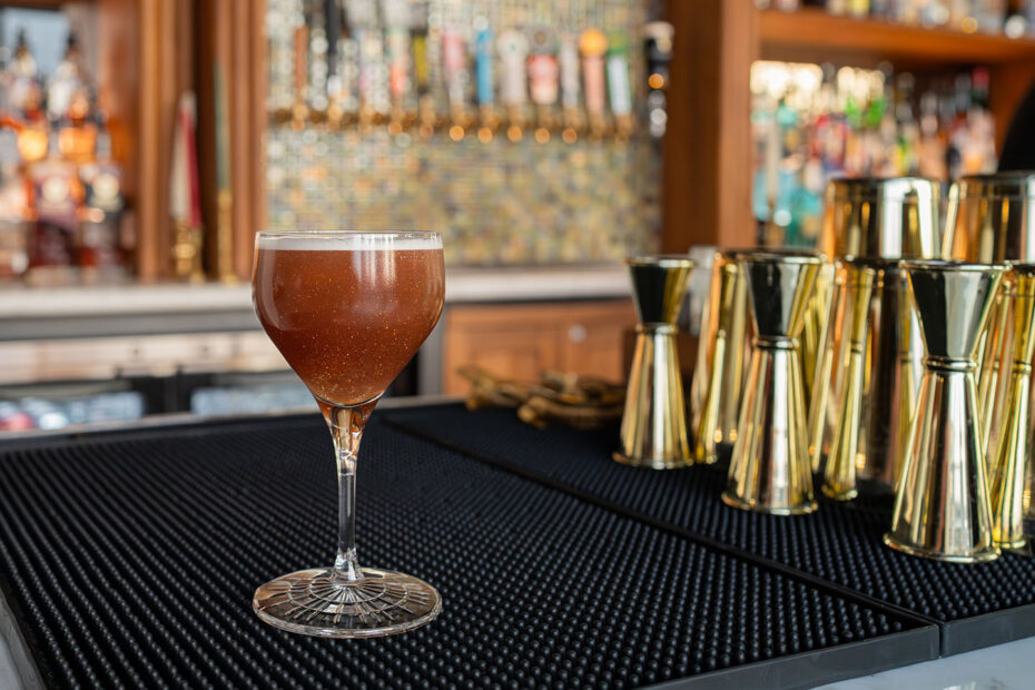 Citizens Cocktails & Kitchen - cocktail at bar