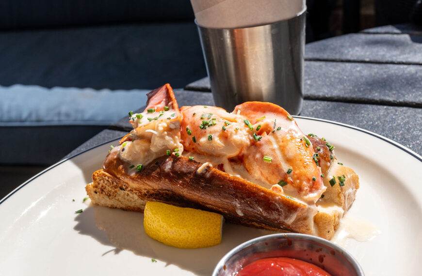 Brasserie 7452 - lobster roll