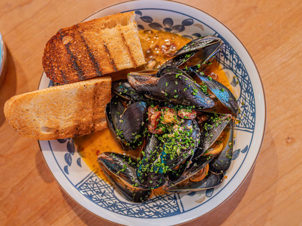 The Pearl - blue mussels and toast (Gastronomic SLC)